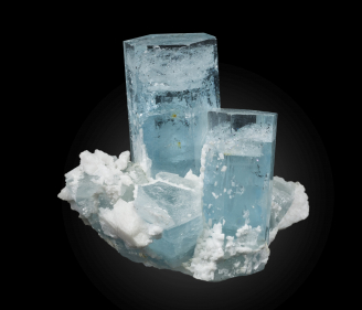 海藍寶與鈉長石共生（16厘米），內含水包裹體（水泡)，晶體完整突出，是十分罕有的標本，產自巴基斯坦。